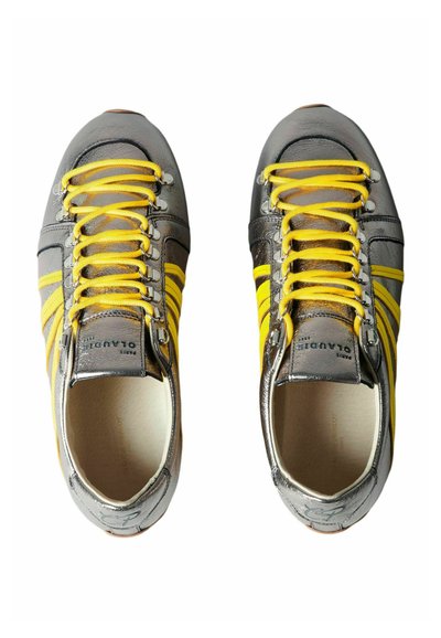 Scarpe da ginnastica metallizzate argento con lacci e strisce gialle; design della punta arrotondata; texture morbida; con logo sulla linguetta e foderato interno.