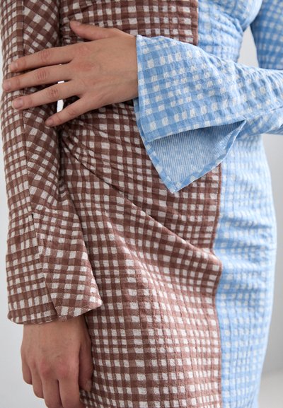 Stine Goya FELINE CHECKERED - Vestido de punto - brown