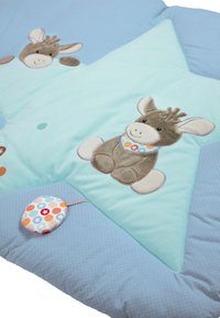 Weiche gepolsterte Decke in Hellblau und Mintgrün mit Sternendesign. Verfügt über gestickte Eselmotive und ein gemustertes Etikett für taktile Interaktion.