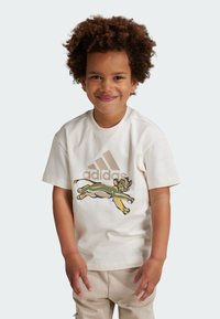 adidas Sportswear DISNEY LION KING - T-shirt con stampa - chalk white   wonde beige   semi spark