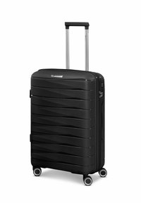 Valise rigide noire debout avec poignée télescopique étendue et quatre roues pivotantes sur fond blanc.