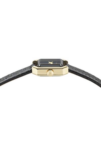 Montre rectangulaire en or avec un cadran noir et un bracelet en cuir/texturé noir, vue de côté montrant la couronne avec une gravure de la lettre "F".