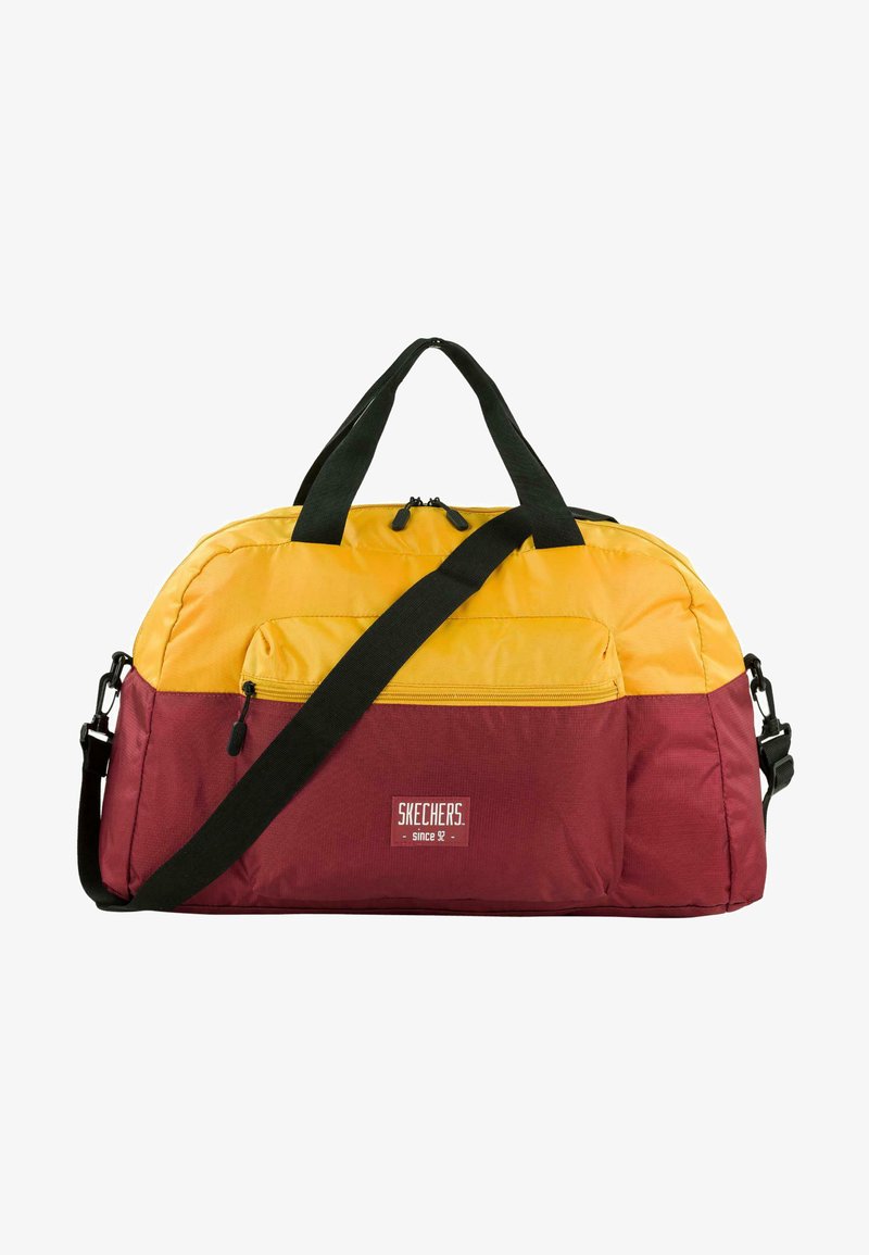 Bolsa de deporte con parte superior amarilla y parte inferior burdeos, hecha de tela, con un bolsillo de doble cremallera, asas negras y una etiqueta logo.