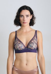 Csipke bralette, lila pánttal, áttetsző, virágmintás hímzéssel kék és zöld színben, valamint háromszög alakú, hullámos szélű kosarakkal.
