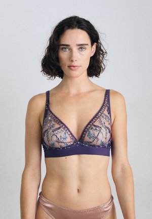 Lace Bralette mit lila Band, transparenter floraler Stickerei in Blau und Grün sowie dreieckigen Cups mit gewellten Kanten.