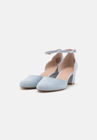 Světle modré semišové lodičky na vysokém podpatku, s uzavřenou špičkou, páskem kolem kotníku a robustním podpatkem. Mají hladkou texturu a výřezové strany.