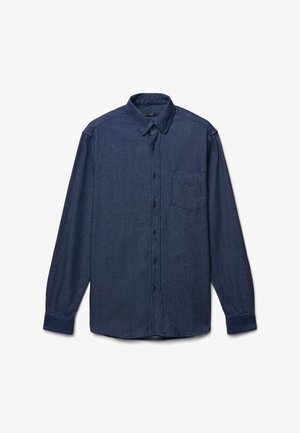 Camicia in denim blu navy scuro con bottoni, caratterizzata da maniche lunghe, una tasca frontale e un colletto classico con una leggera texture.
