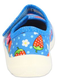 Blaue Canvas-Schuhe mit einem Erdbeer- und Blumenmuster, weißer Gummisohle und einer strukturierten Oberfläche. Klettverschluss für einfaches An- und Ausziehen.