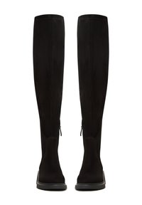 Botas de ante negro hasta la rodilla con una textura suave, cremalleras laterales y suela de goma plana, presentando un diseño ajustado y costuras mínimas.