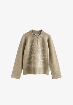 Pulover bej tricotat cu manșete și tiv côté, având un desen alb al unor munți, copaci, o casă, nori și soare pe partea din față.