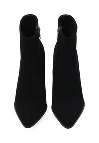 Czarne zamszowe botki za kostkę z ostrym noskiem, smukłym profilem i bocznym suwakiem. Gładka faktura o matowym wykończeniu. Prosty design, brak widocznych wzorów.