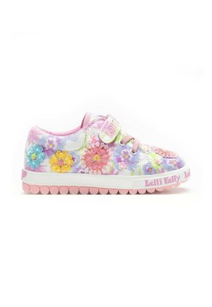 Sneaker bassa da bambino con motivo floreale pastello, fiori ricamati, lacci rosa, cinturino in velcro e suola rosa testurizzata marchiata "Lelli Kelly."
