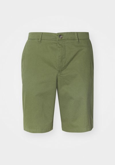 Shorts en coton verts avec une taille plate, fermeture à bouton, poches latérales et un design à jambe droite. Texture lisse, sans motifs visibles.