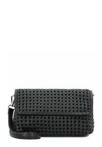 Bolso de mano tejido en negro con una superficie texturizada y borde de cuero suave. Presenta un cierre con solapa y correa de hombro desmontable.