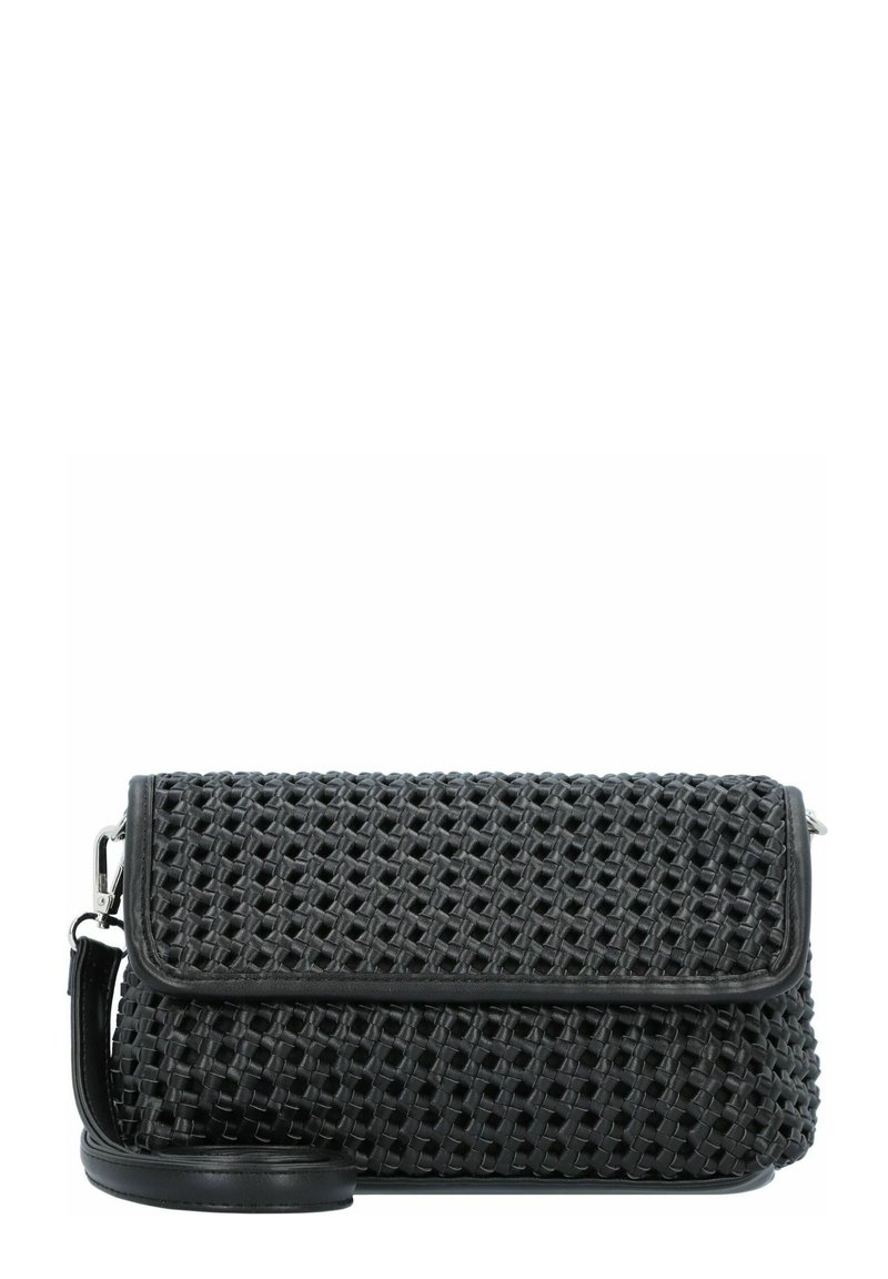 Bolso de mano tejido en negro con una superficie texturizada y borde de cuero suave. Presenta un cierre con solapa y correa de hombro desmontable.