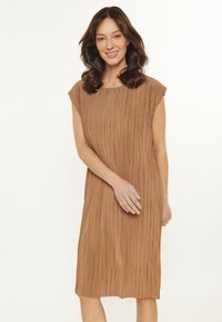 Rochie marron, plisată, cu un decolteu rotund și mâneci scurte, având o textură netedă și un design până la genunchi.