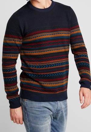 Pull en maille bleu marine avec des rayures colorées en orange, rouge et turquoise. Encolure ronde classique et poignets côtelés.