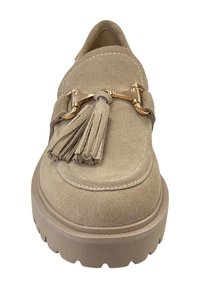Beige suède loafers zijn voorzien van een accent van goudkleurige hardware en een kwastje, met een dikke, gestructureerde rubberen zool en contrasterende stiksels.