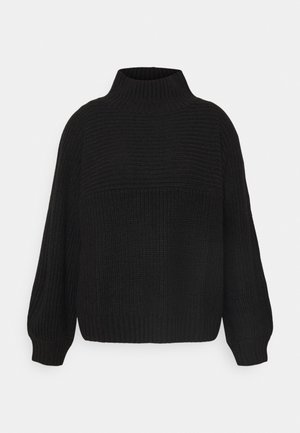 Schwarzer, grob gestrickter Pullover mit hohem Kragen, langen Ärmeln und gerippten Bündchen sowie Saum auf einem schlichten weißen Hintergrund.