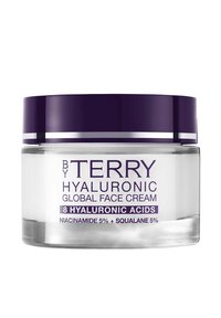 By Terry Hyaluronic Global Face Cream i en klar burk med ett mörk lila lock. Etiketten har vit och lila text som beskriver ingredienser och fördelar.