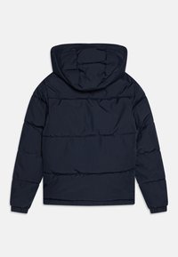 Giacca a vento navy con cappuccio, design trapuntato, polsini elastici e orlo con cordoncino. Texture liscia senza loghi o dettagli visibili.