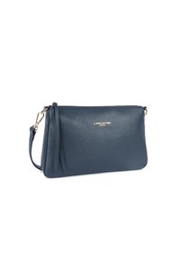 Borsa a tracolla in pelle blu navy con superficie testurizzata, chiusura con zip, dettagli in metallo dorato e un pendaglio laterale.