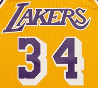 Lakers-Trikot aus leuchtend gelbem Netzstoff mit lila Schrift und kräftigen Zahlen "34" im Blockstil.