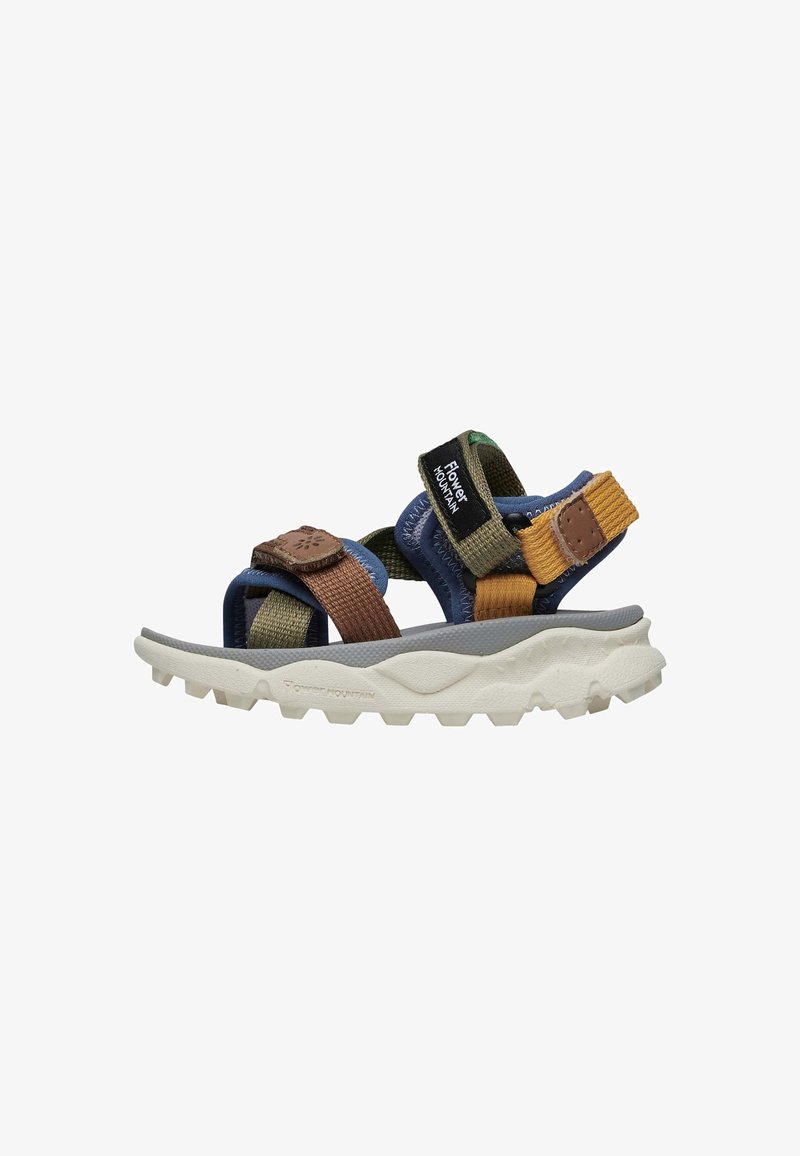 Sandales d'extérieur colorées avec un mélange de sangles bleues, vertes et brunes, une semelle texturée et des fermetures Velcro pour un ajustement optimal.