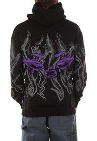Felpa nera con design pixelato caratterizzata da accenti viola e grigi. Il motivo include volti stilizzati e texture ondulate sul retro.