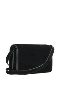 Borsa a tracolla nera in suede con pattina pieghevole, rifiniture in pelle e una lunga tracolla. Design semplice senza hardware visibile o decorazioni.