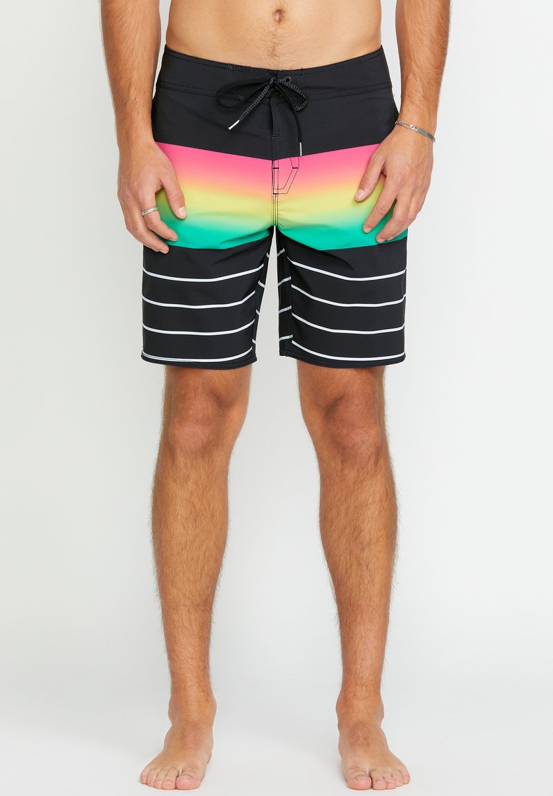 Shorts de bain noirs avec un dégradé de rose à vert en haut. Présente des rayures blanches horizontales et une fermeture à cordon.