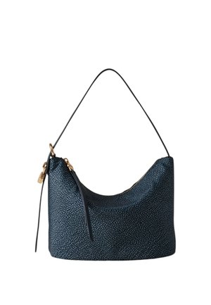 Borsa hobo nera e grigia maculata con singolo sottile manico a tracolla e cursore della cerniera tono oro su sfondo bianco.