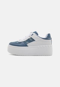 Sneakers platform con una combinazione di colori bianco e blu, caratterizzati da una tomaia in denim con motivo logo, dettagli in pelle bianca e suola spessa.