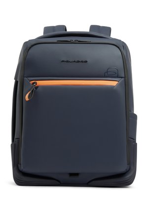 Mochila azul marino con detalles en negro, que cuenta con un bolsillo frontal con cremallera naranja y correas acolchadas para los hombros.