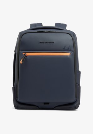 Sac à dos bleu marine avec des accents noirs, doté d'une poche avant zippée avec une fermeture éclair orange et de bretelles rembourrées.