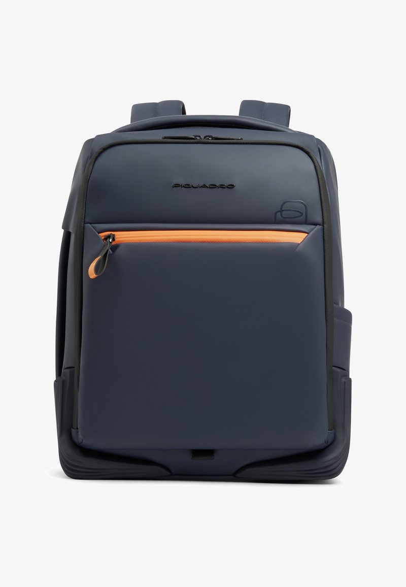 Mochila azul marino con detalles en negro, que cuenta con un bolsillo frontal con cremallera naranja y correas acolchadas para los hombros.