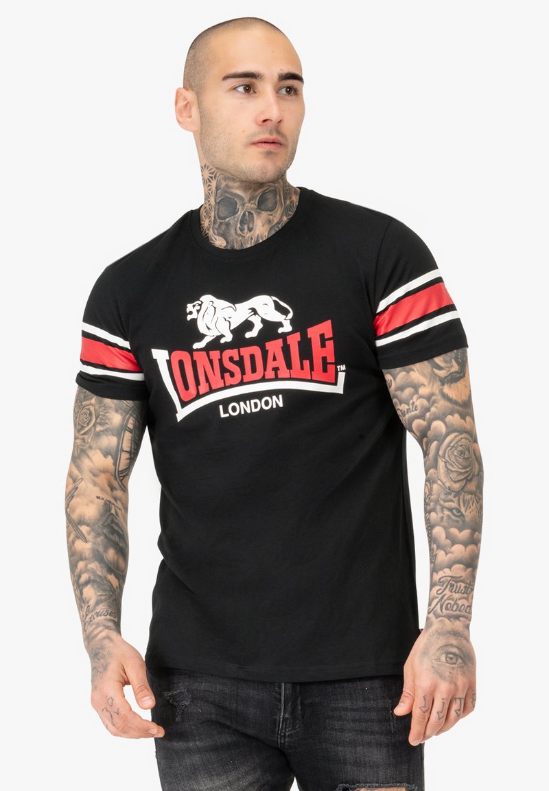 T-shirt in cotone nero con logo Lonsdale bianco e rosso, maniche corte con strisce rosse e bianche, vestibilità standard e scollo rotondo.