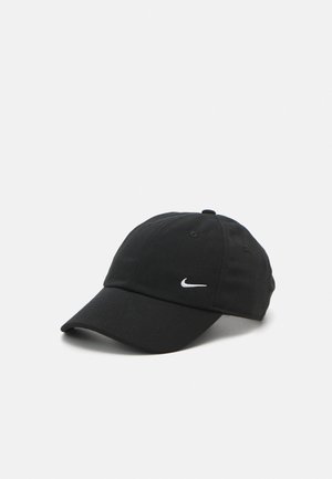 Boné de basebol preto em algodão com aba curva e um logotipo branca do swoosh da Nike na frente. Design de seis painéis com ilhoses de ventilação.