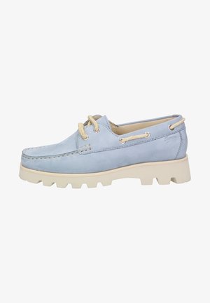 Chaussure bateau en cuir bleu clair avec des lacets en corde beige, bordure assortie et semelle épaisse en beige, vue de côté.