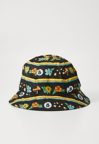 Chapéu de balde preto com padrões florais vibrantes, listras coloridas e motivos do número "8" em tecido texturizado.