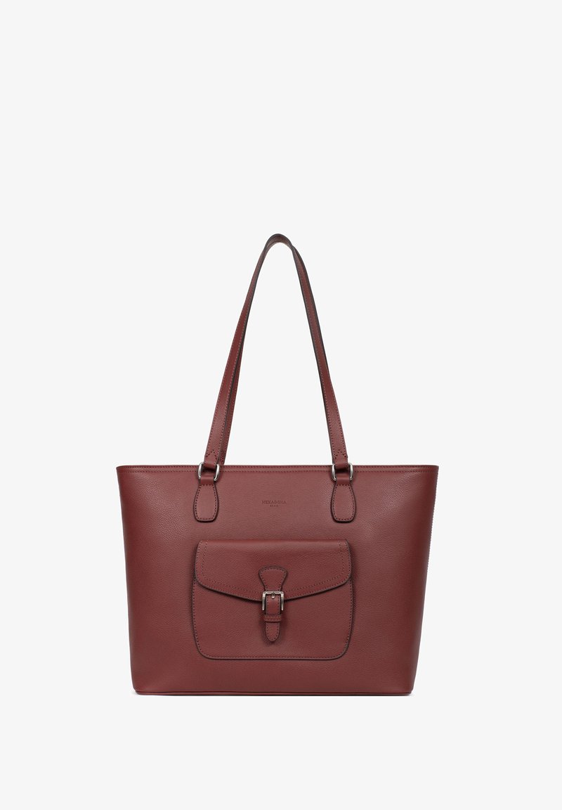 Borsa tote in pelle rossa con texture liscia, dotata di due manici e una tasca frontale con patta e dettagli in fibbia.