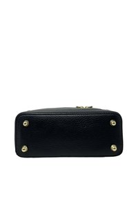 Pochette nera in pelle con superficie texturizzata, forma rettangolare, dettagli in metallo dorato e cinque piedini metallici sul fondo per stabilità.