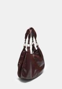 Sac à main en cuir brun foncé avec un design plissé, double poignées attachées par des anneaux en métal et une forme décontractée, non structurée.
