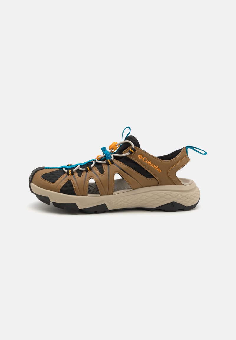 Sandal de exterior castanho com um design de malha respirável, detalhes em azul e laranja, atacadores ajustáveis e uma sola grossa bege para tração.