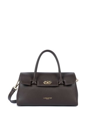 Sac à main en cuir marron foncé avec poignées supérieures, fermoir doré et bandoulière amovible, étiqueté Lancaster Paris à l'avant.