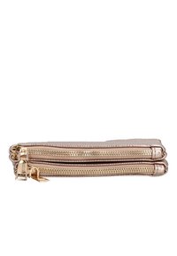 Cartera metálica en tono rosa dorado con dos compartimentos con cremallera, textura suave y herrajes en tono dorado. Diseño rectangular compacto.