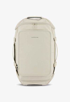 Beige rugzak met een rechthoekige vorm, gladde stof, dubbele ritssluiting en een handvat aan de zijkant. Heeft een subtiele merklogo aan de voorkant.