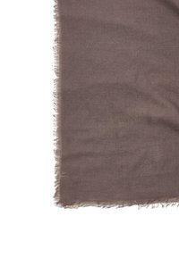 Brązowy szalik wykonany z miękkiego materiału, z frędzlami wzdłuż krawędzi oraz gładką teksturą z delikatnym połyskiem.