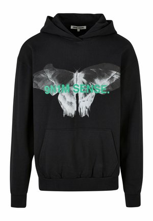 Čierna mikina s kapucňou s veľkým bielym grafickým motívom motýľa a zeleným textom "9N1M SENSE." Obsahuje predné vrecko a rebrované manžety.