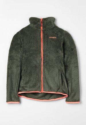 Chaqueta de forro polar verde olivo con cuello alto, cremallera frontal y detalles en naranja a lo largo de la cremallera y el dobladillo. Cuenta con bolsillos laterales.